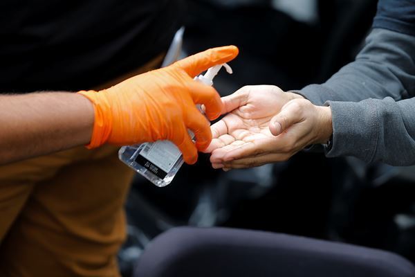 消毒剤17700本買い占めた兄弟、転売できずチャリティへ寄付