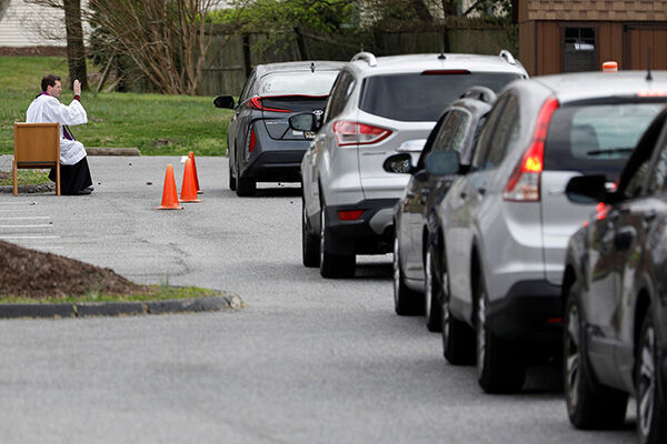 非常事態宣言発令中のメリーランド州では、カトリック教会の神父が感染の危険性が低い屋外で「ドライブスルー告解」を実施。車が列を作っている（写真：ロイター/アフロ）