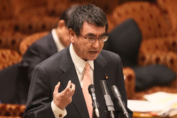 新型コロナ用語なぜ片仮名？河野防衛相のつぶやきに賛同の声