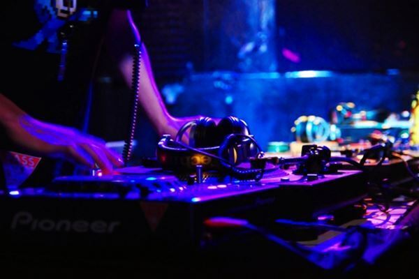 DJが補償求めて政治家に直訴…文化界から相次ぐ悲痛な訴え