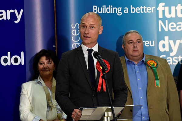 英議員 父親の誕生日を祝うため外出、警察からは叱責