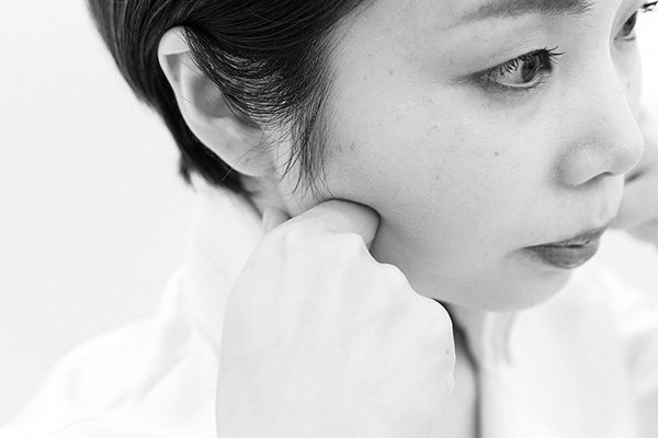 顔のたるみ対策に鍼灸師の新メソッド“ユビバリー”を実践！