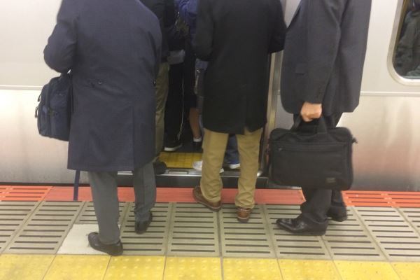 「コロナは平日休み？」緊急事態宣言でも“通勤OK”に疑問の声