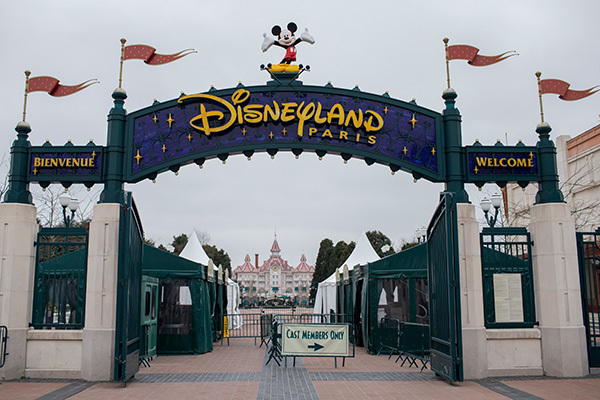 米ディズニー社 コロナ禍終息後に来園者の体温検査導入を示唆