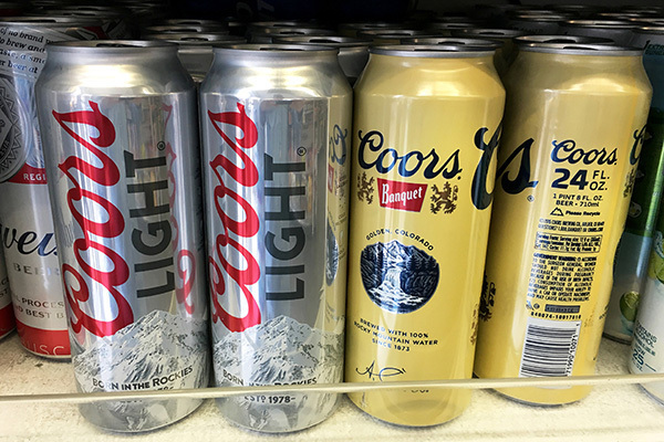 外出制限下で93歳女性が窓越しに「ビールちょうだい！」