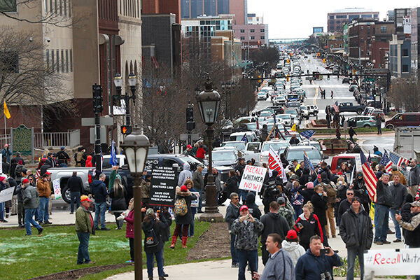 米国内の大都市ではロックダウン解除を求める抗議デモが増えつつある。写真はミシガン州の州都ランシング（写真：ロイター／アフロ）