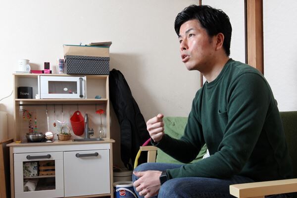 「交通事故防止の活動は裁判後も続けたい」と語る松永さん。横には莉子ちゃん愛用のおままごと用キッチンセットが。