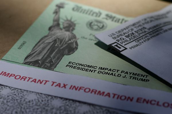 給付金13万円の小切手を全額地元レストランへのチップに