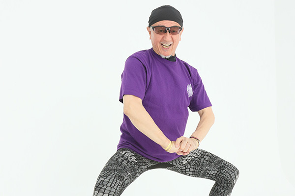 デューク更家「STAY HOMEでも、簡単エクササイズで笑顔に」