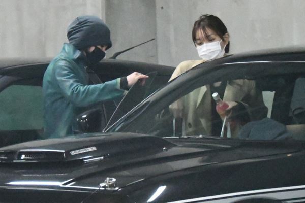 武田真治の自宅筋トレ支える恋人 紙袋片方ずつ持つ仲睦まじさ