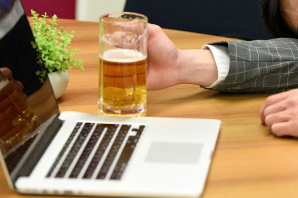 自宅酒で予備軍1千万人に迫る　アルコール依存症急増の懸念