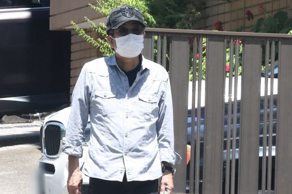 大和田獏支える娘からのLINE 岡江さん死去で親子関係に変化