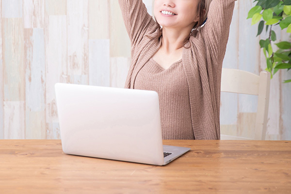 巣ごもり生活ではPC操作の姿勢に注意、30分に一度は深呼吸を