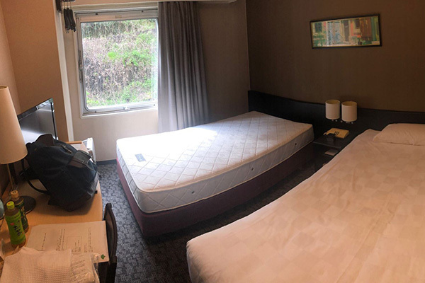 新型コロナホテル宿泊者「部屋から出られるのは食事と検査のみ」