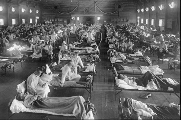 1918年、米カンザス州で撮影された患者がひしめくスペインかぜ専用の病棟（写真：AP/アフロ）