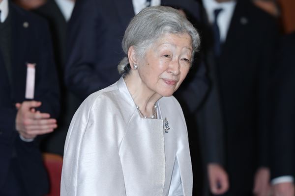 美智子さまが「国民以上の自粛」なさる訳 電話さえもお控えに