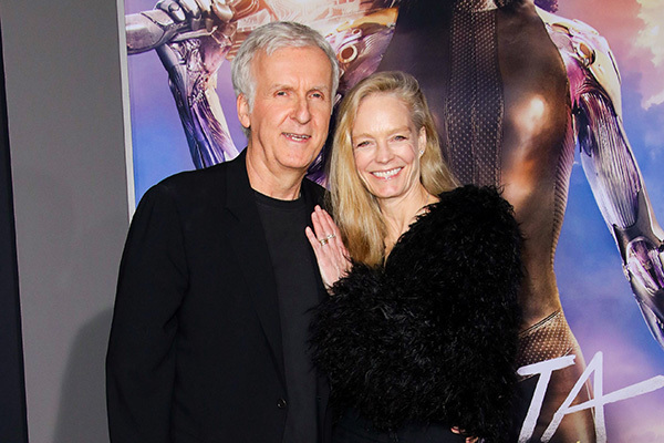 ジェームズ・キャメロン夫妻 困窮する娘の親友に救いの手