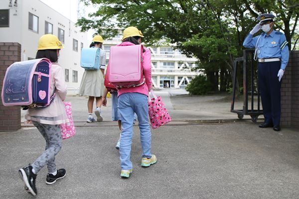 夏の暑さが第2波到来に影響…熱中症対策で換気できず“密”に