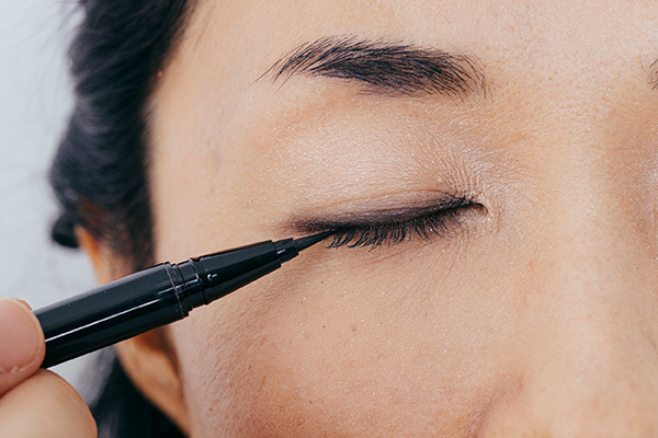 “マスク美人”になるメーク術、ポイントは「眉を丁寧に描く」