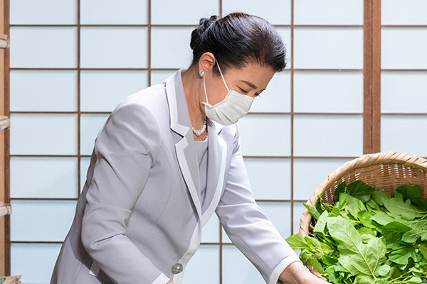 雅子さま　落ち着いた様子で「マスク姿のご養蚕」