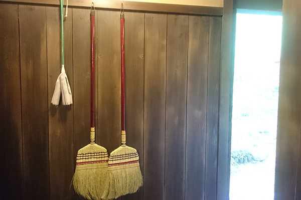 占い師が語る神様を呼ぶ掃除は「はたき・ほうき・ぞうきんで」