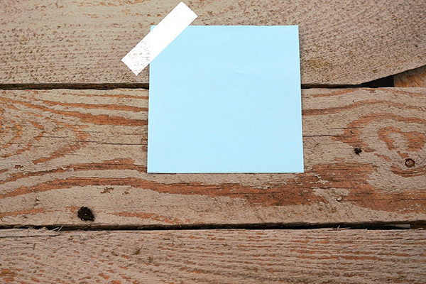 壁紙をはがすと謎のメモ…Facebook拡散が呼んだ奇跡