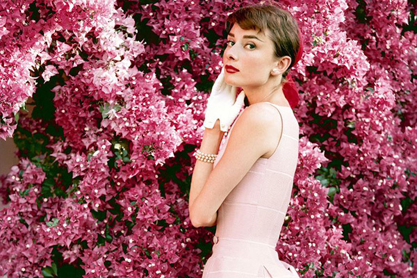 オードリー・ヘプバーン　初公開カット多数の写真集が話題