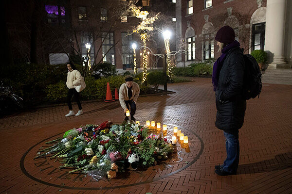 事件直後、バーナード大学構内にはメイジャーズさんを追悼する花やキャンドルが置かれた（写真：AP／アフロ）