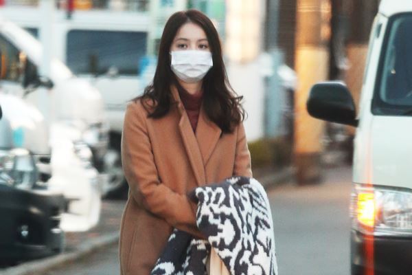 佐々木希 今も渡部と同居継続…それでも離婚を選択しない理由