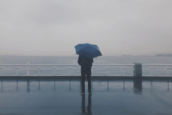 雨の日に頭が痛い…「“天気痛”は頭痛薬に頼るな」と医師