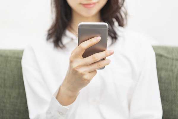 肌の老化の原因に…使い過ぎが引き起こす「スマホ焼け」に注意