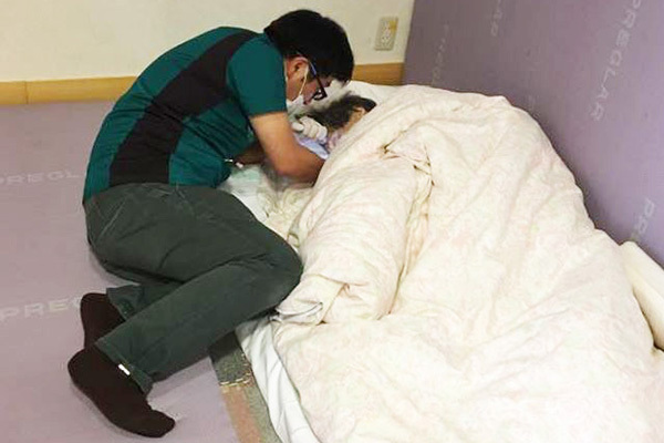 寝たきり・総入れ歯…それでも「最期にせんべいを」叶える歯医者