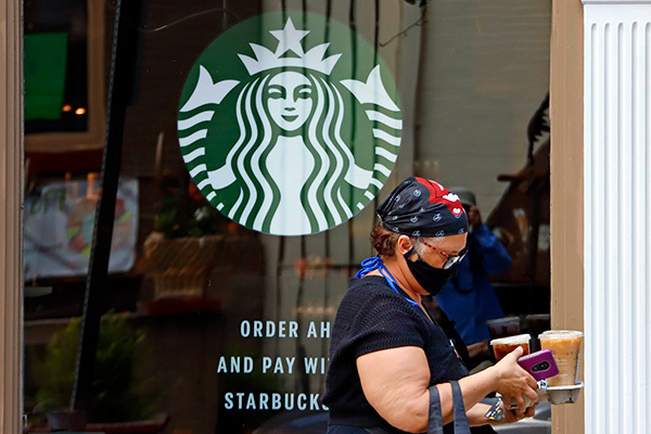 スタバでマスク拒否の女性話題、対応者に寄付金集まるも…