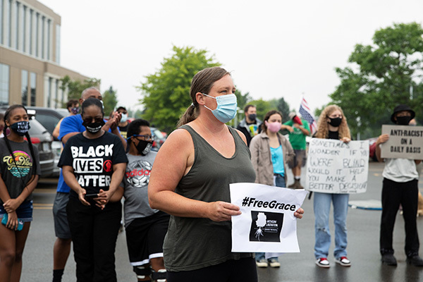 「宿題しなかったから」施設収監の15歳少女、釈放認められず