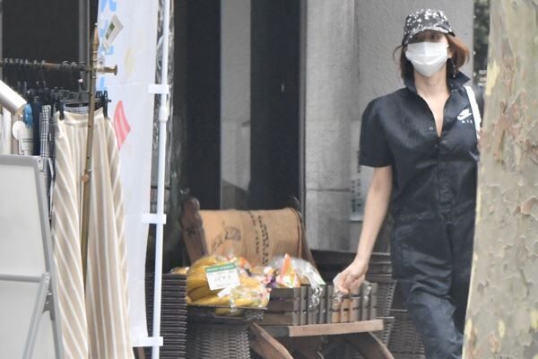 7月上旬、マスク姿で都内を颯爽と歩く米倉。