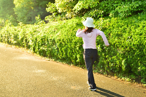 ウオーキングは「大きめ歩幅」で！夕方老眼を防ぐ生活習慣