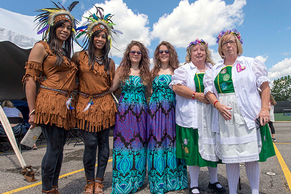 双子の兄弟と結婚した双子の姉妹、そろって妊娠