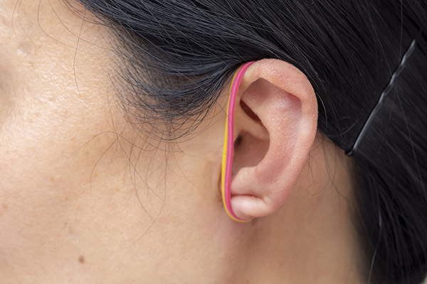 鍼灸師が伝授「耳に輪ゴムを巻くだけで肩こり、腰痛の改善も」