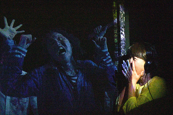 ゴンドラの扉をゾンビが…大阪に登場「地獄のゾンビ観覧車」