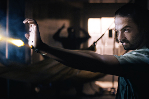 脳に埋められたAIで超人に…ラストに震撼させられるSF映画