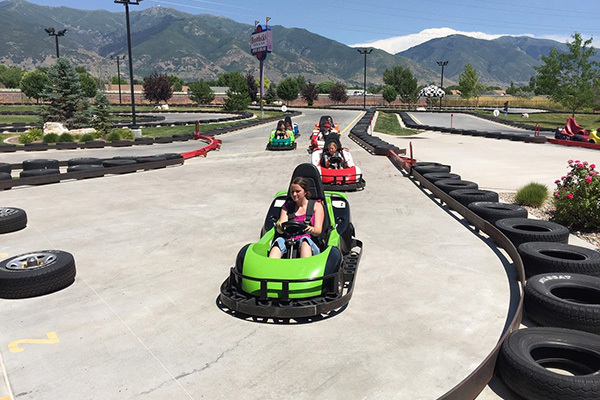 黒人少年を平手打ち、白人女性が児童虐待で起訴される