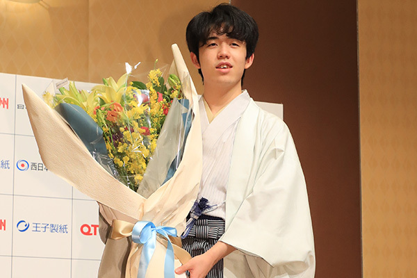 藤井聡太ニ冠「制服はスーツから着物へ」着こなしチェック