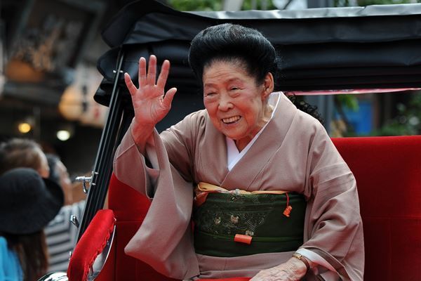 「40kgまで落ちても表舞台に」内海桂子さん貫いた生涯現役