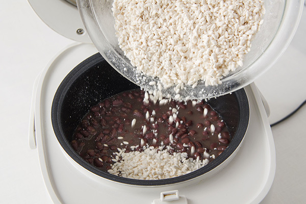 米麹の力で自然な甘み　美肌にもいい「発酵あんこ」の作り方