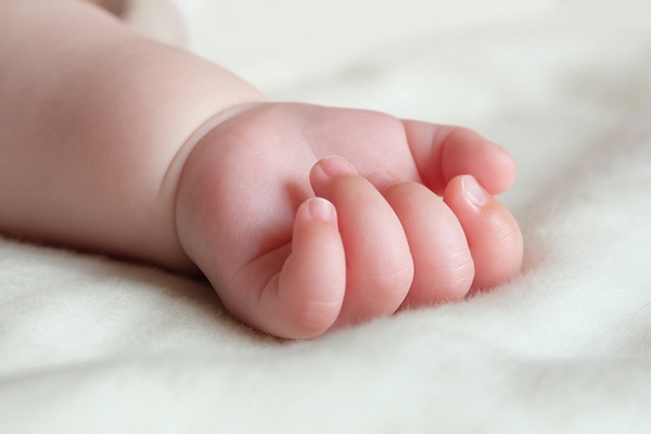 「産後うつは甘え」なのか？橋本琴絵氏のツイートが波紋