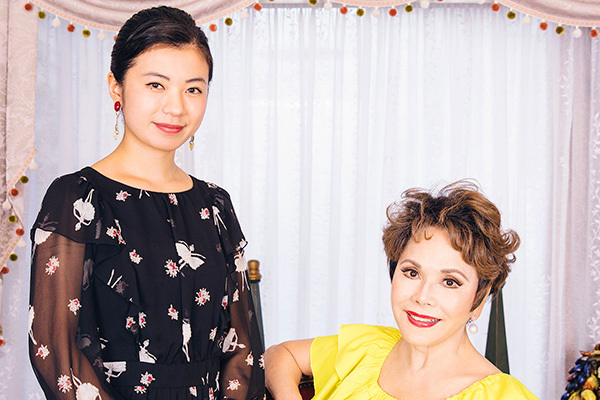 デヴィ夫人と同居する女子大生「中学から夫人のファンでした」