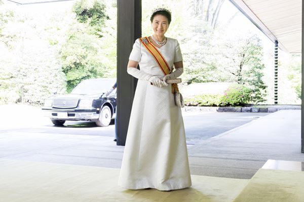 雅子さま令和のエレガンスコーデ「ビビッドからパステルへ」