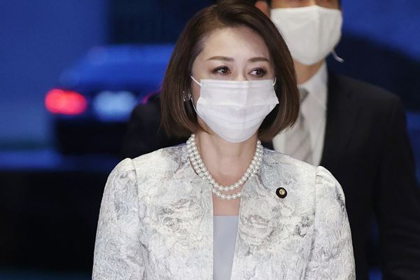 三原じゅん子副大臣　溺愛する年下秘書夫とすし110貫爆食い