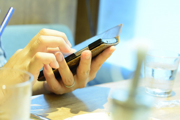 夫はなぜ妻のLINEに返信しないのか、理由を専門家が解説