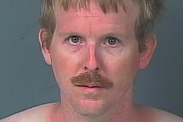 15歳少女のクローゼット内に1カ月以上隠れ…男を逮捕　米